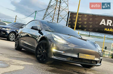 Седан Tesla Model 3 2022 в 