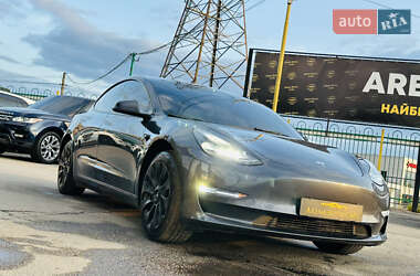 Седан Tesla Model 3 2022 в 