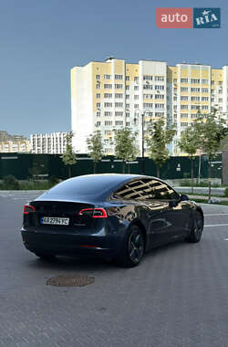 Седан Tesla Model 3 2022 в 
