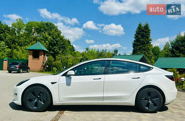Седан Tesla Model 3 2022 в 