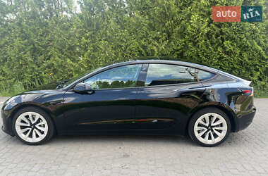 Седан Tesla Model 3 2022 в 