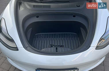 Седан Tesla Model 3 2022 в 