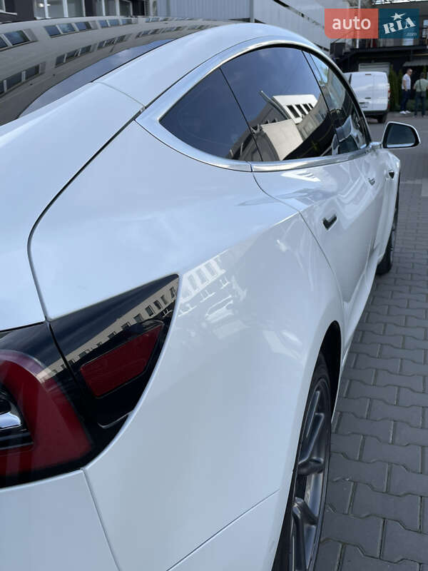 Седан Tesla Model 3 2019 в Черновцах