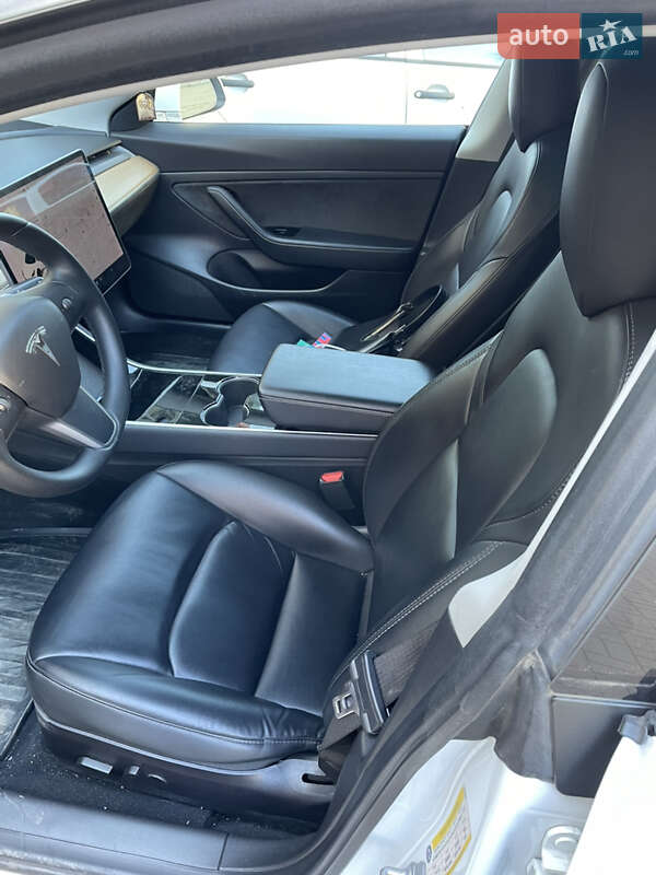 Седан Tesla Model 3 2019 в Черновцах