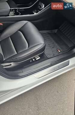 Седан Tesla Model 3 2019 в 
