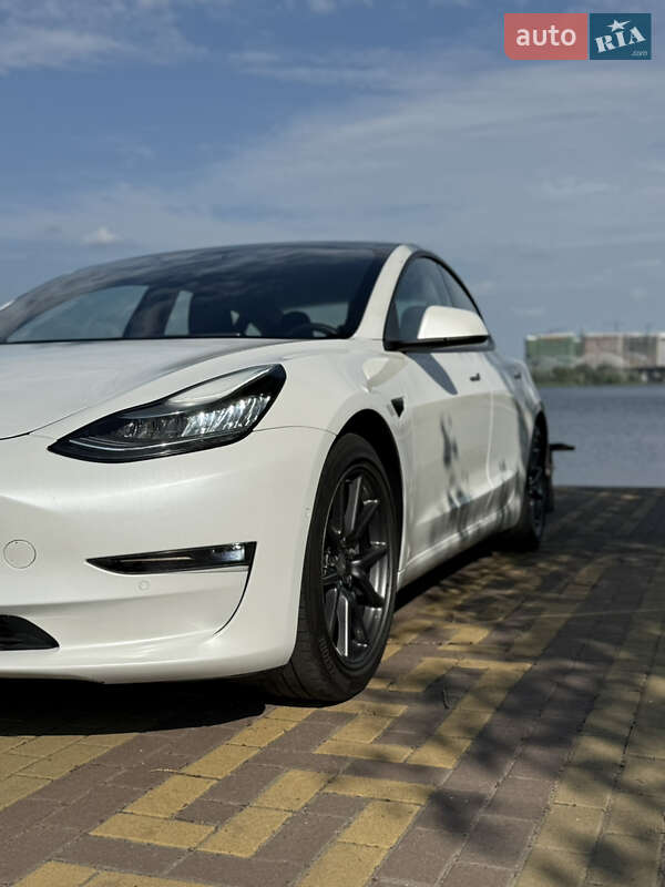 Седан Tesla Model 3 2019 в Киеве
