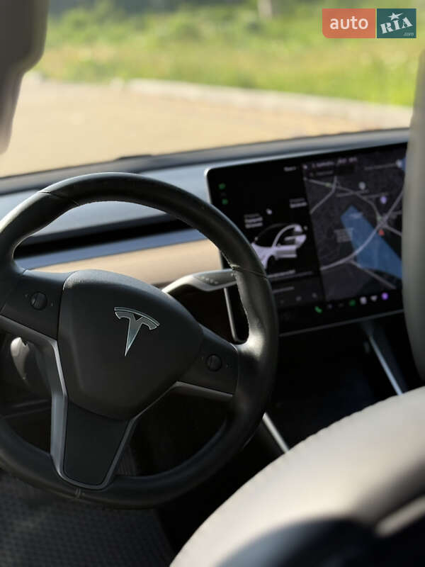 Седан Tesla Model 3 2019 в Киеве