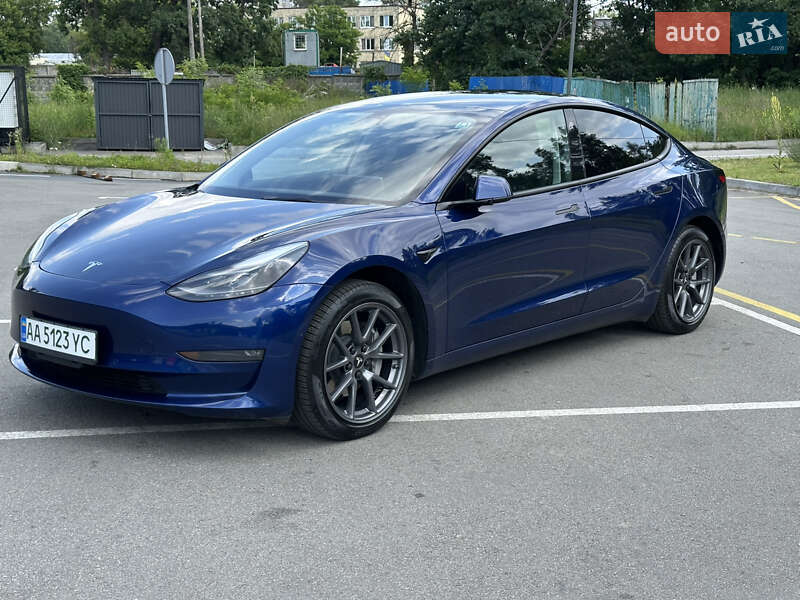 Седан Tesla Model 3 2022 в 