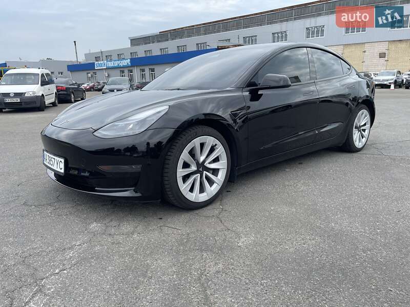 Седан Tesla Model 3 2023 в 