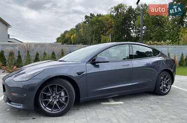 Седан Tesla Model 3 2022 в 
