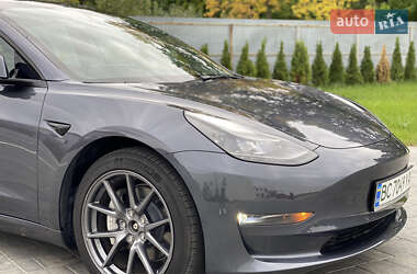 Седан Tesla Model 3 2022 в 