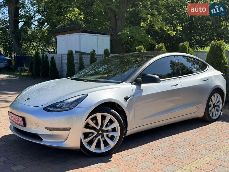 Седан Tesla Model 3 2018 в Львові