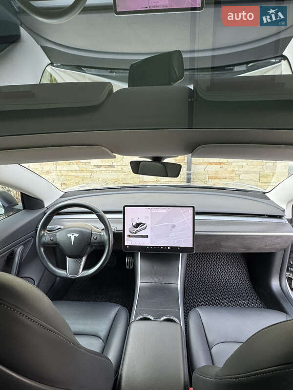 Седан Tesla Model 3 2018 в Львові
