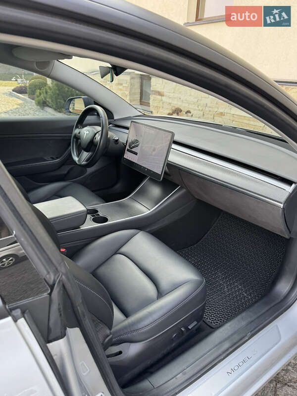 Седан Tesla Model 3 2018 в Львові