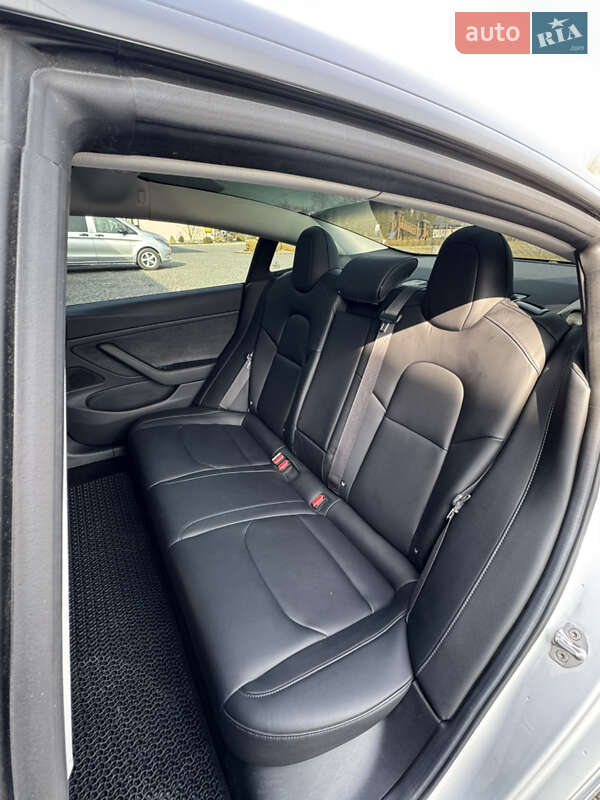Седан Tesla Model 3 2018 в Львові