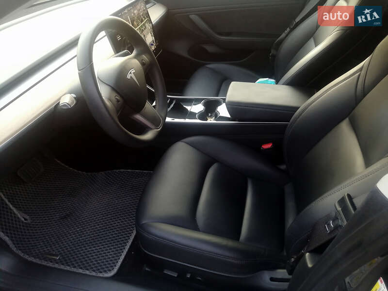 Седан Tesla Model 3 2018 в Львове
