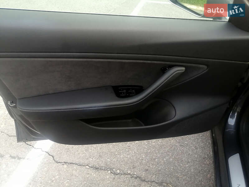 Седан Tesla Model 3 2018 в Львове
