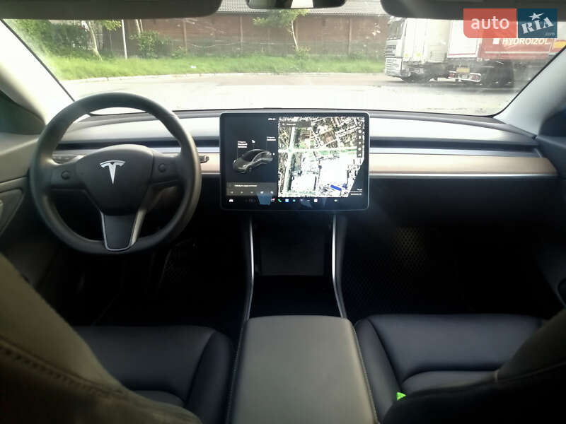 Седан Tesla Model 3 2018 в Львове