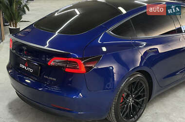 Седан Tesla Model 3 2022 в 