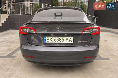 Седан Tesla Model 3 2022 в 