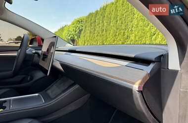 Седан Tesla Model 3 2022 в 