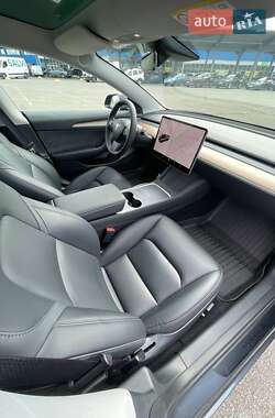 Седан Tesla Model 3 2023 в 