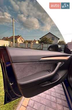 Седан Tesla Model 3 2023 в 
