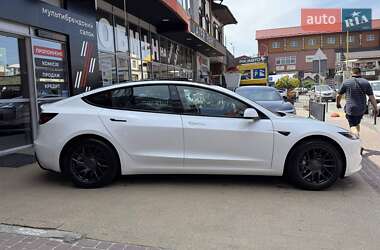 Седан Tesla Model 3 2024 в 