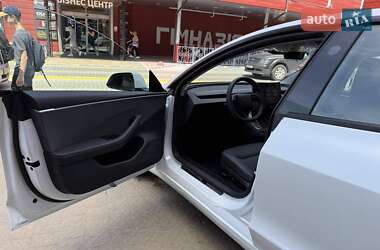 Седан Tesla Model 3 2024 в 