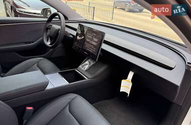 Седан Tesla Model 3 2024 в 