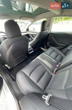 Седан Tesla Model 3 2023 в 