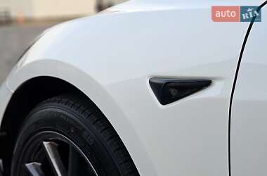 Седан Tesla Model 3 2023 в 