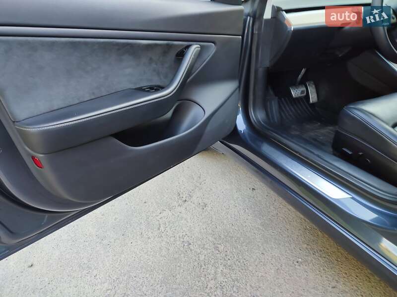 Седан Tesla Model 3 2020 в Львові