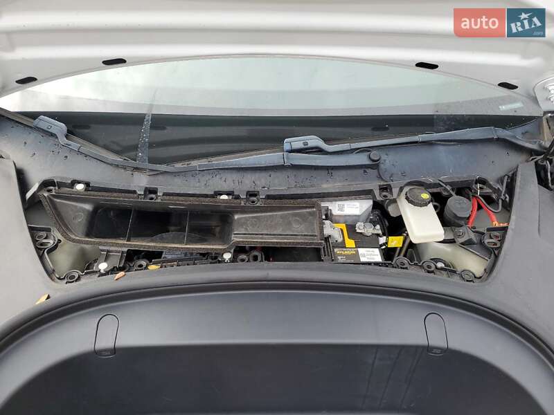 Седан Tesla Model 3 2019 в Львові