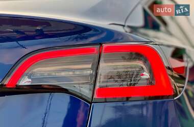Седан Tesla Model 3 2021 в 