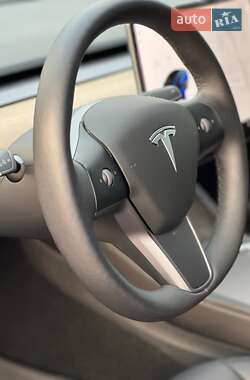 Седан Tesla Model 3 2021 в 