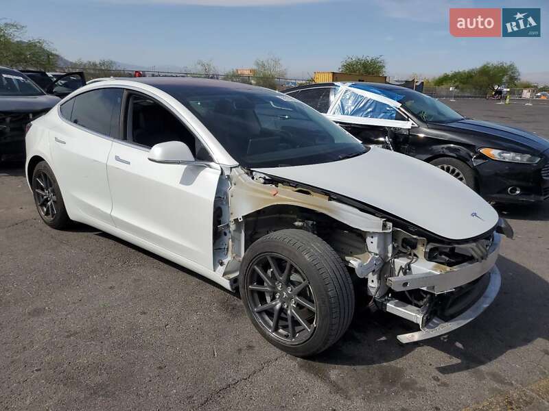 Седан Tesla Model 3 2018 в Львові