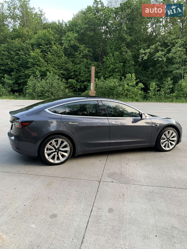 Седан Tesla Model 3 2019 в Коростені
