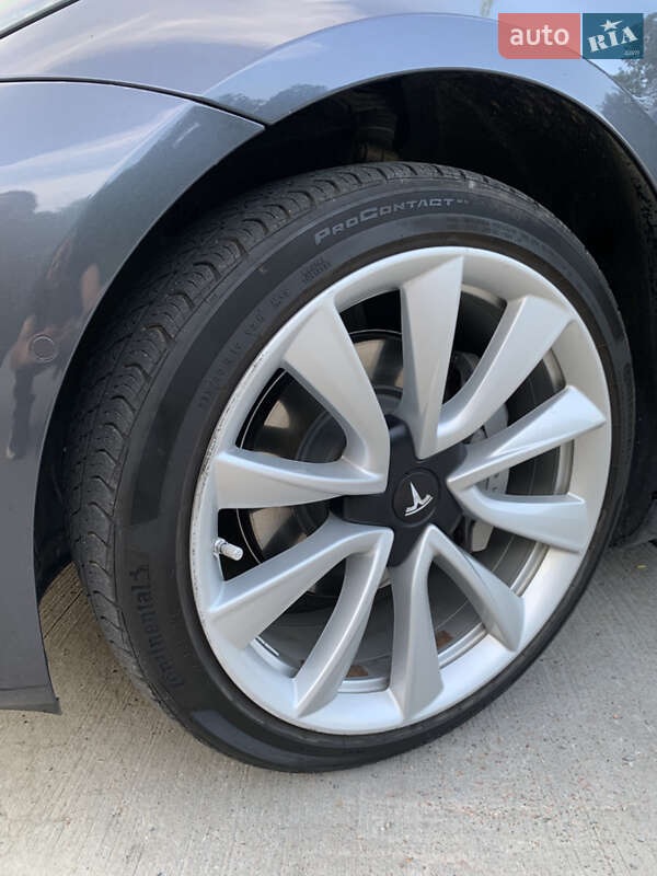 Седан Tesla Model 3 2019 в Коростені