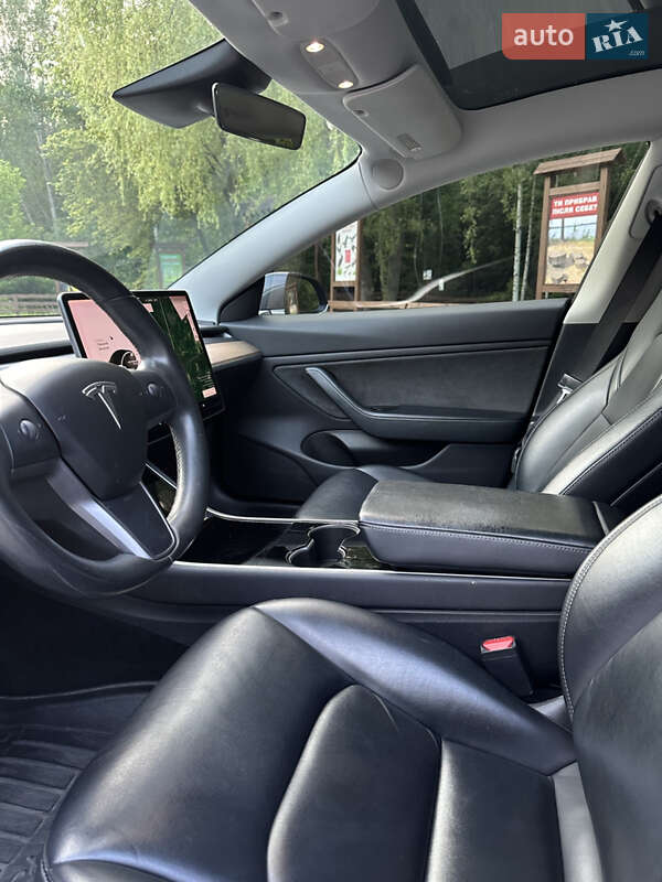 Седан Tesla Model 3 2019 в Коростені