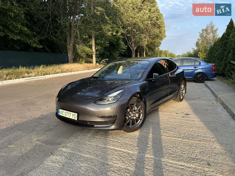 Седан Tesla Model 3 2023 в 