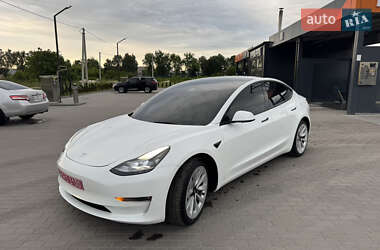 Седан Tesla Model 3 2022 в 