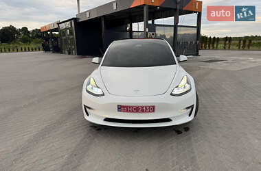 Седан Tesla Model 3 2022 в 