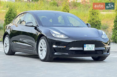 Седан Tesla Model 3 2022 в 