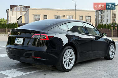 Седан Tesla Model 3 2022 в 