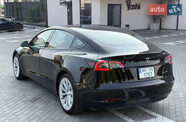 Седан Tesla Model 3 2022 в 