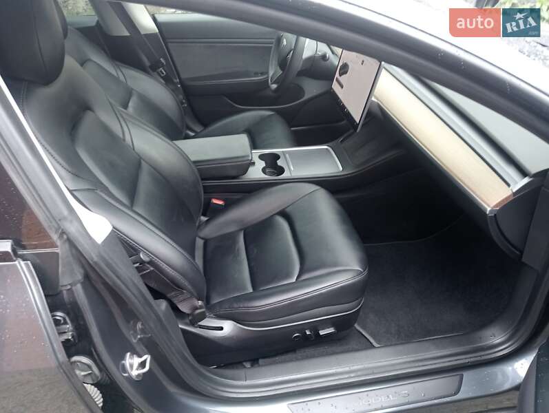 Седан Tesla Model 3 2021 в Шепетівці