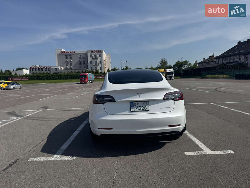 Седан Tesla Model 3 2021 в Львові