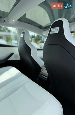 Седан Tesla Model 3 2024 в 