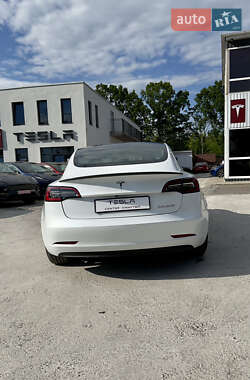Седан Tesla Model 3 2022 в 